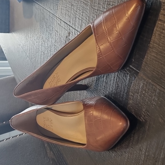 Ladies Naturalizers brown high heels.  Excellent condition, never worn - Picture 1 of 3